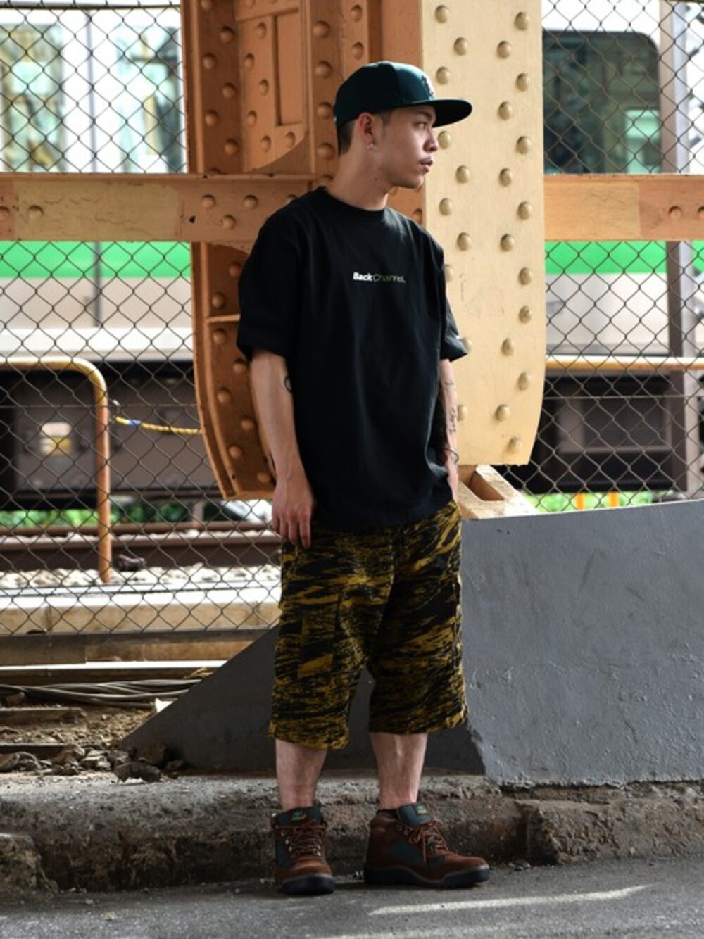「カモフラ、ショートパンツ、ストリート、NEW ERA、backchannel、ニューエラ、ハーフパンツ、ティンバーランド、夏コーデ、バックチャンネル」｜「Back ChannelのBack Channel × New Era 59FIFTY CAP（キャップ、ブラック系）」を使った、Back Channel®︎さん（メンズ・166cm）の夏コーディネートの1枚目の写真
