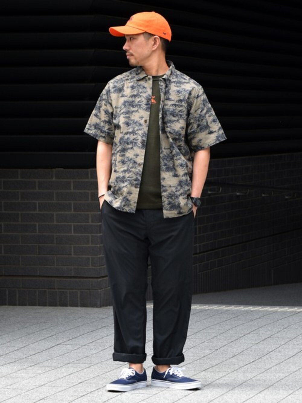 「柄シャツ、アウトドアスタイル、ストリート、backchannel、フェススタイル、キャンプ、ロールアップ、夏コーデ、BBQ、ストリートMIX」｜「Back ChannelのOUTDOOR LOGO TWILL CAP（キャップ、オレンジ系）」を使った、Back Channel®︎さん（メンズ・175cm）の夏コーディネートの1枚目の写真