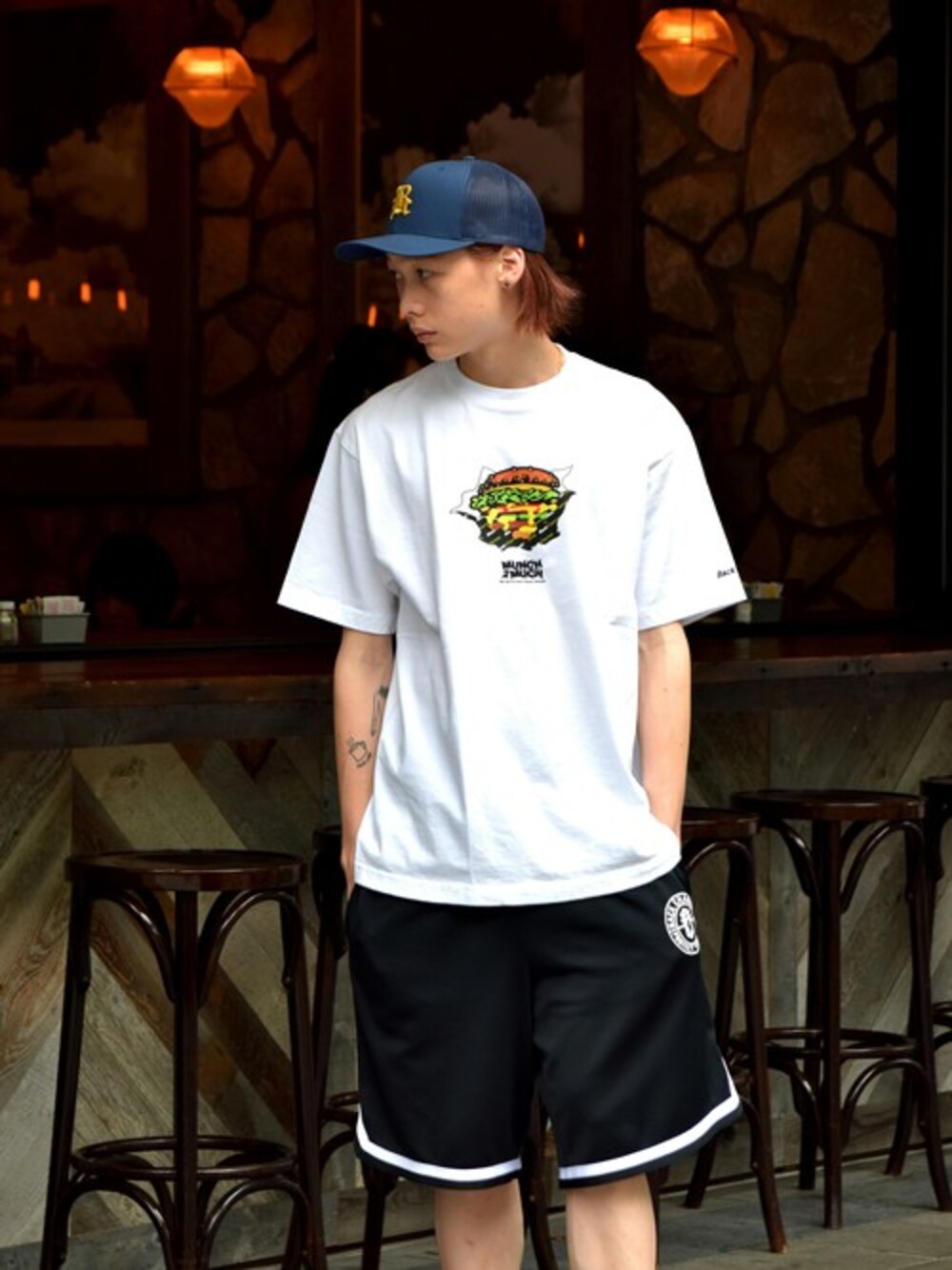 「キャップ、ストリート、backchannel、スポーツミックス、ハーフパンツ、夏コーデ、白Tシャツ、ストリートMIX、ストリートカジュアル、バスケ」｜「Back ChannelのMUNCH T（Tシャツ/カットソー、ホワイト系）」を使った、Back Channel®︎さん（メンズ・173cm）の夏コーディネートの1枚目の写真