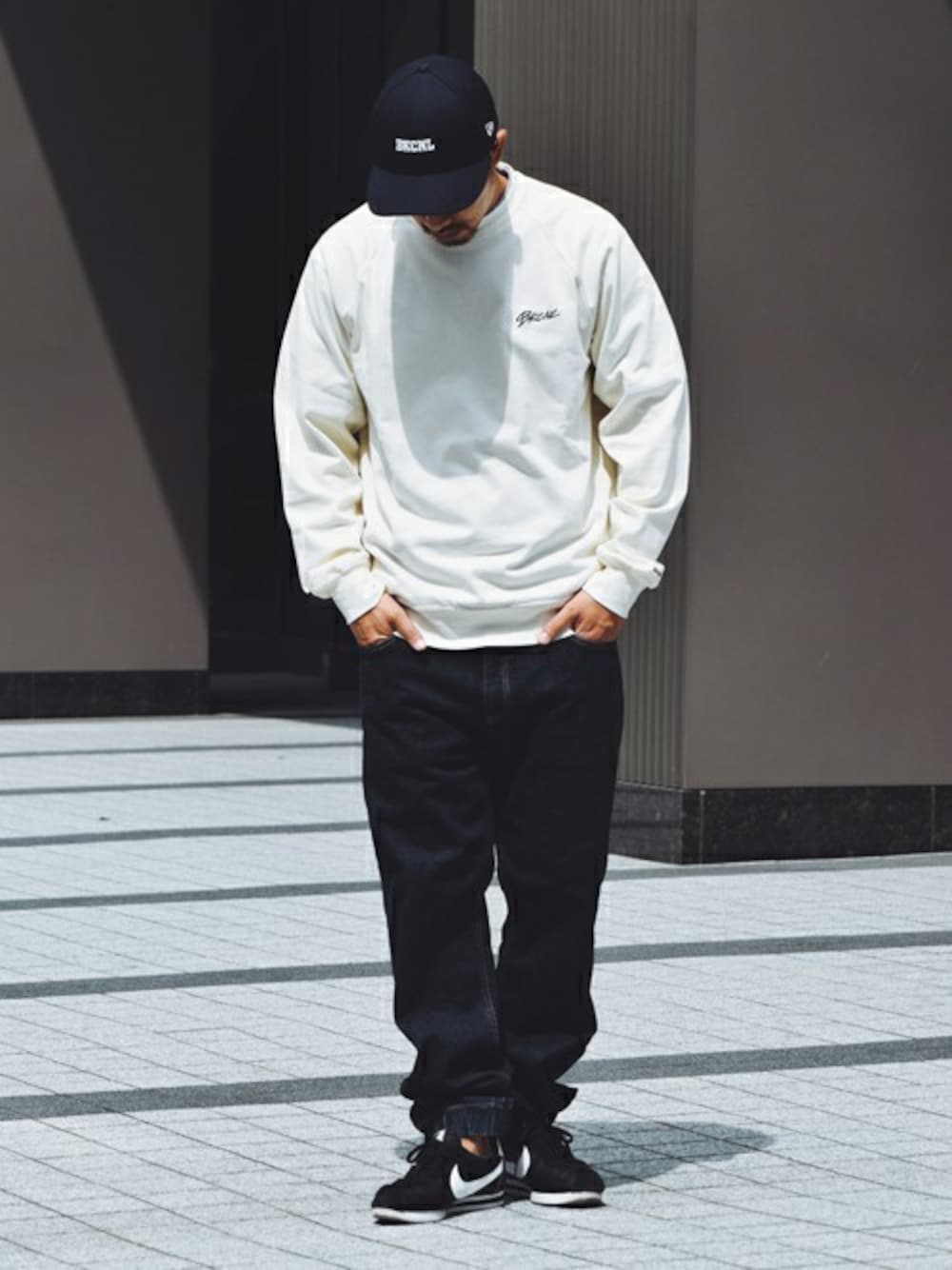 「スウェット、デニム、ストリート、backchannel、ニューエラ、シンプルコーデ、コルテッツ、ストリートMIX、ストリートカジュアル」｜「Back ChannelのRAGLAN CREW SWEAT（スウェット、ホワイト系）」を使った、Back Channel®︎さん（メンズ・175cm）の秋コーディネートの1枚目の写真