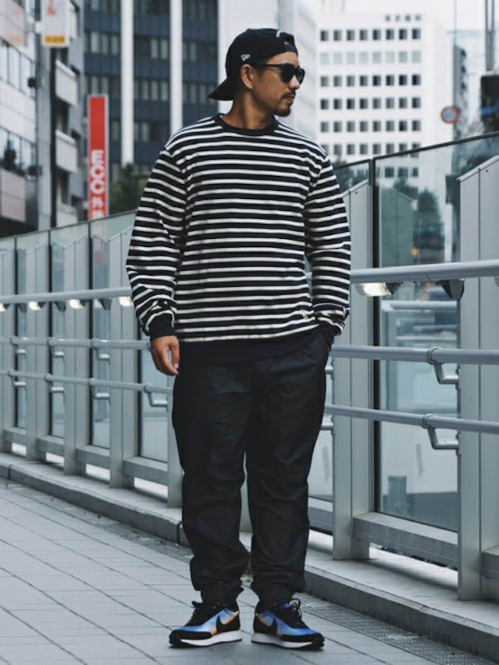 「ボーダー、NIKE、ストリート、サングラス、NEW ERA、ロンT、オーバーサイズ、backchannel、ニューエラ、ジョガーパンツ」｜「Back ChannelのBORDER CREW SWEAT（スウェット、ブルー系）」を使った、Back Channel®︎さん（メンズ・175cm）の秋コーディネートの1枚目の写真