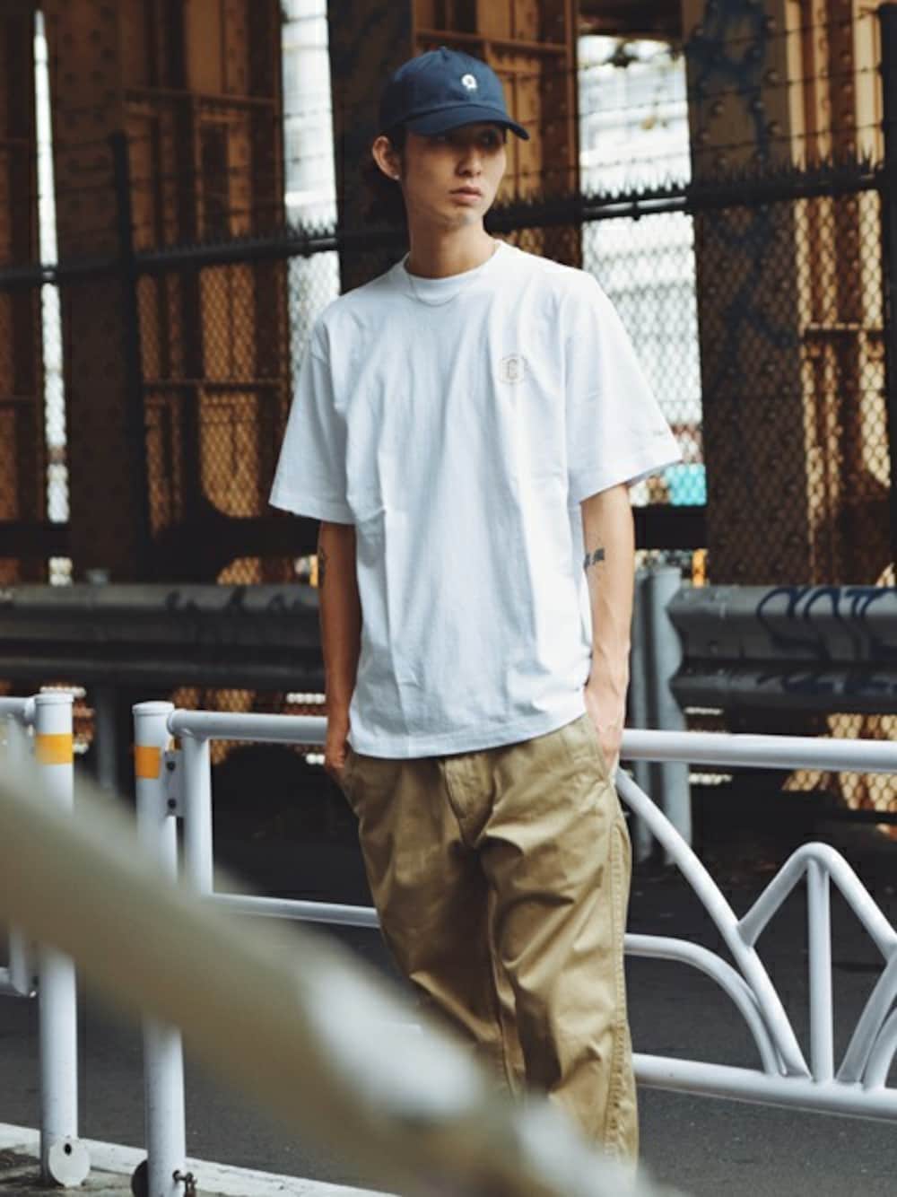 「チノパン、キャップ、ストリート、backchannel、スケータースタイル、白Tシャツ、ストリートカジュアル」｜「Back ChannelのLABEL T（Tシャツ/カットソー、ホワイト系）」を使った、Back Channel®︎さん（メンズ・176cm）の秋コーディネートの1枚目の写真