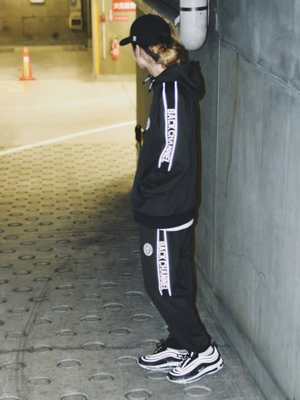 「スニーカー、セットアップ、NIKE、パーカー、ストリート、ジャージ、backchannel、ニューエラ、スポーツミックス、トラックパンツ」｜「Back ChannelのJERSEY FULL ZIP PARKA（ジャージ、グレー系）」を使った、Back Channel®︎さん（メンズ・176cm）の秋コーディネートの1枚目の写真
