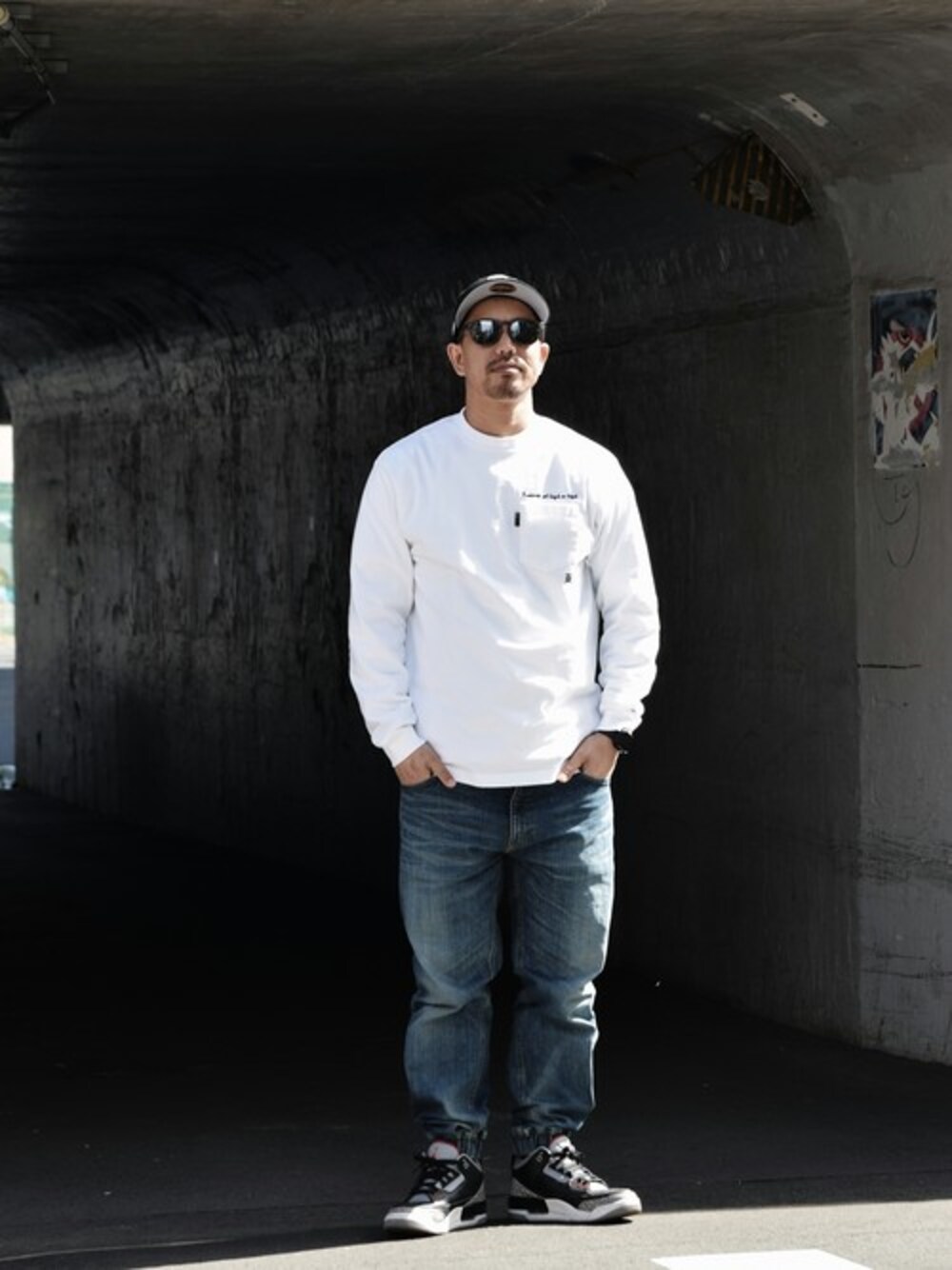 「デニム、カジュアル、シンプル、NIKE、キャップ、ストリート、サングラス、BACK CHANNEL、春コーデ、ジョガーパンツ」｜「Back ChannelのPOCKET L/S T（Tシャツ/カットソー、ホワイト系）」を使った、Back Channel®︎さん（メンズ・176cm）の春コーディネートの1枚目の写真