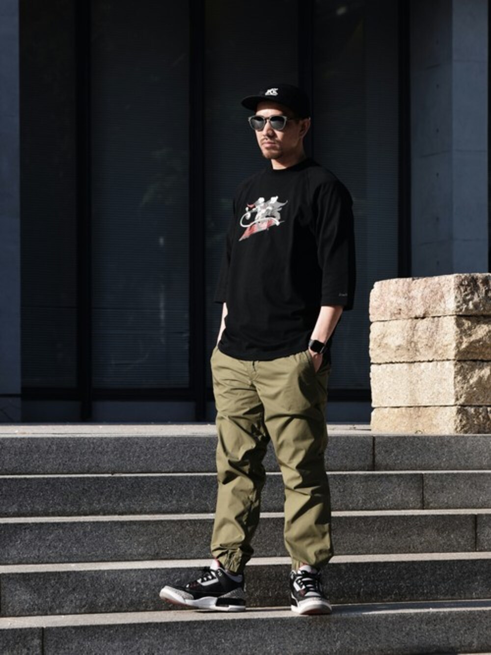 「ブラック、キャップ、ストリート、サングラス、BACK CHANNEL、アースカラー、ジェットキャップ、春コーデ、ラグランTシャツ、ジョガーパンツ」｜「Back ChannelのLEGALIZER RAGLAN 70% T（Tシャツ/カットソー、ブラック系）」を使った、Back Channel®︎さん（メンズ・175cm）の春コーディネートの1枚目の写真