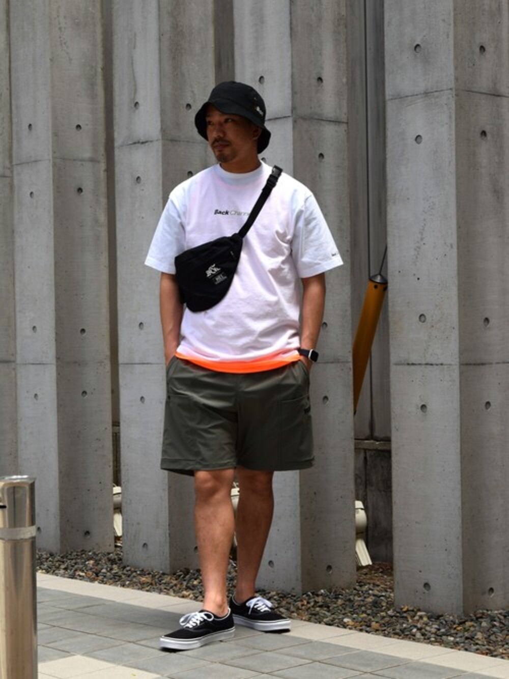 「VANS、ロゴT、アウトドアスタイル、ショートパンツ、ストリート、レイヤードスタイル、backchannel、夏コーデ、バケットハット、白Tシャツ」｜「Back ChannelのCOOL TOUCH FIELD SHORTS（その他パンツ、グリーン系）」を使った、Back Channel®︎さん（メンズ・175cm）の夏コーディネートの1枚目の写真