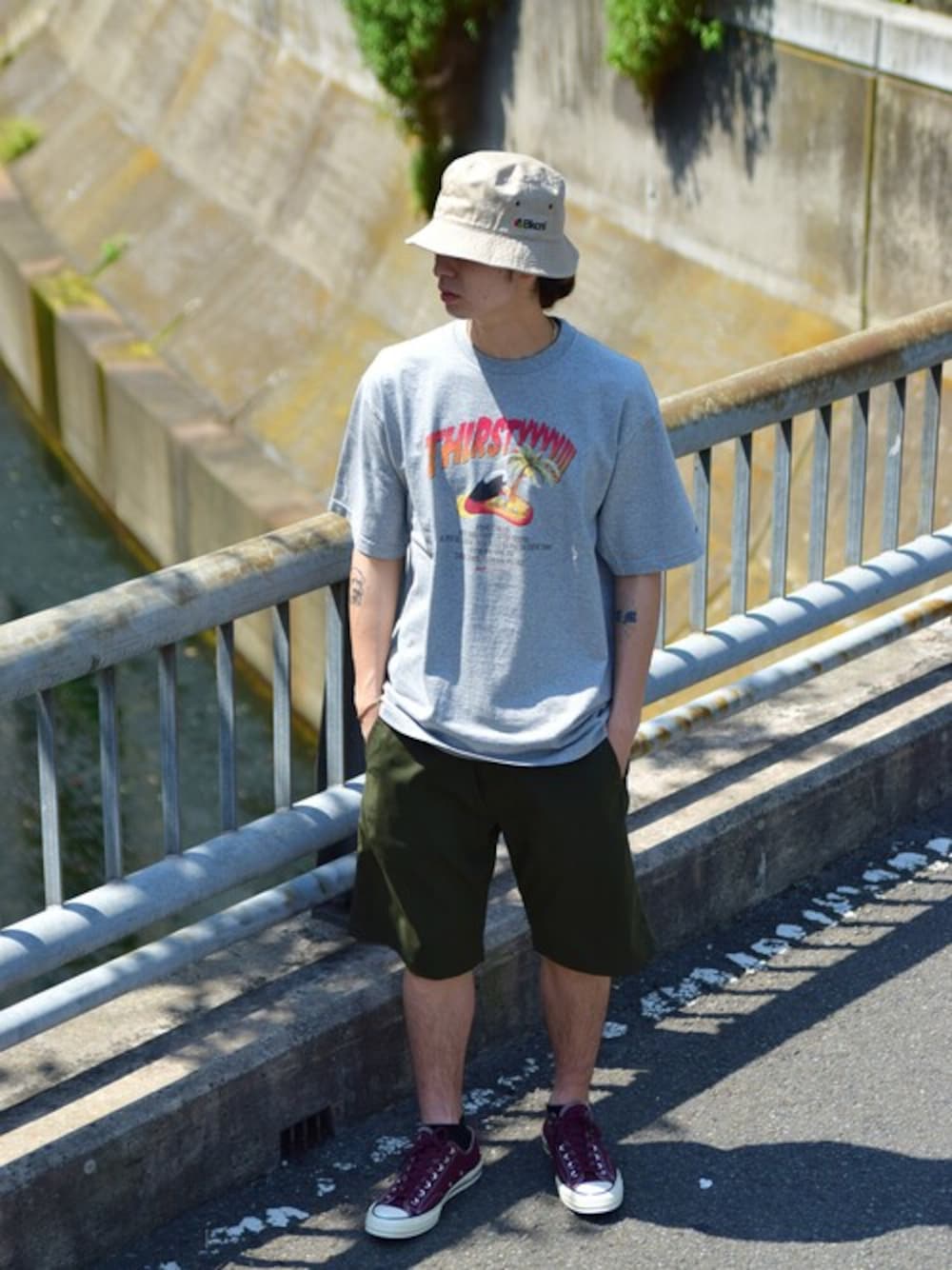 「コンバース、グレー、Tシャツ、ストリート、backchannel、ハーフパンツ、リラックススタイル、夏コーデ、バケットハット」｜「Back ChannelのTHRSTY T（Tシャツ/カットソー、グレー系）」を使った、Back Channel®︎さん（メンズ・176cm）の夏コーディネートの1枚目の写真