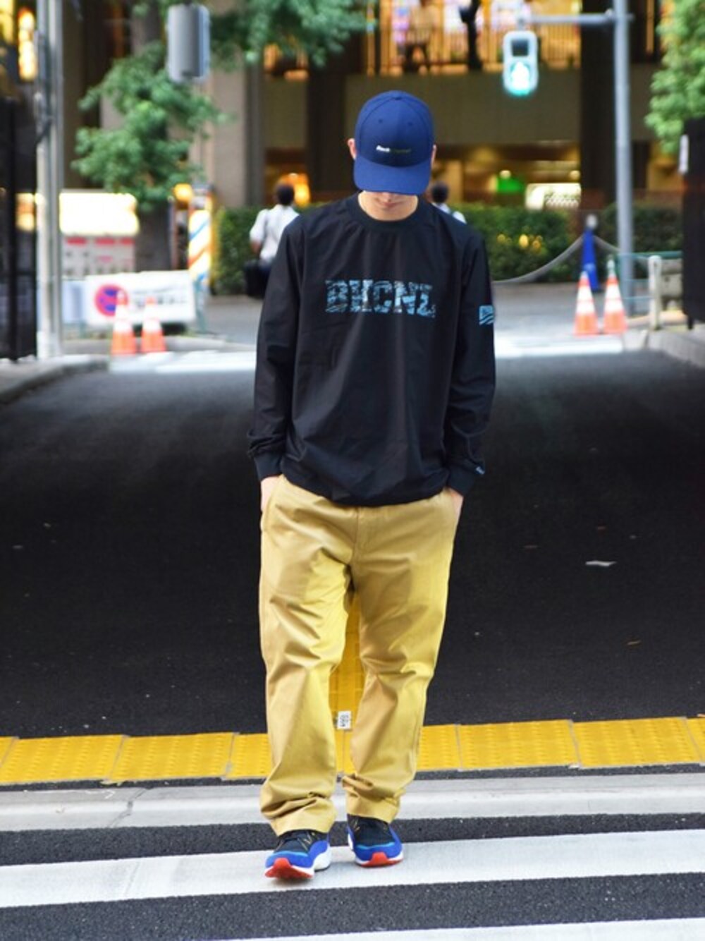 「ベージュ、キャップ、ストリート、黒、ロンT、backchannel、ワイドパンツ、シンプルコーデ、秋コーデ」｜「Back ChannelのWATER REPELLENT LONG SLEEVE T（Tシャツ/カットソー、ブラック系）」を使った、Back Channel®︎さん（メンズ・176cm）の夏コーディネートの1枚目の写真