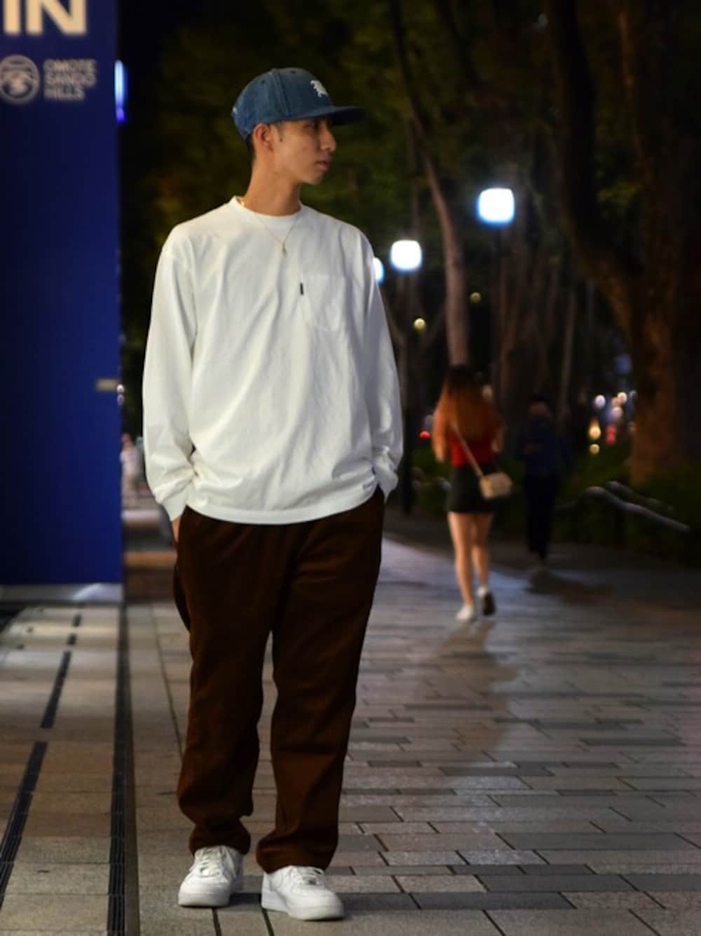 「コーデュロイ、NIKE、ホワイト、ストリート、ロンT、backchannel、ニューエラ、ブラウン、シンプルコーデ、秋コーデ」｜「Back ChannelのCORDUROY WIDE EASY PANTS（その他パンツ、ブラウン系）」を使った、Back Channel®︎さん（メンズ・176cm）の秋コーディネートの1枚目の写真