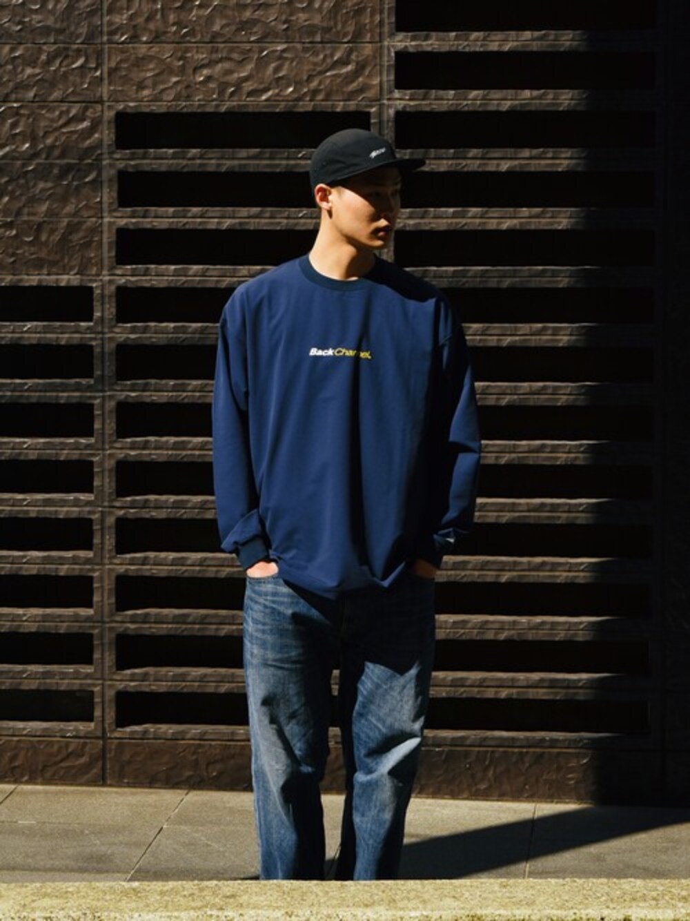 「デニム、ビッグシルエット、シンプル、キャップ、ネイビー、ストリート、ロンT、backchannel、スポーツミックス、春コーデ」｜「Back ChannelのWIDE STRETCH LIGHT LONG SLEEVE T（Tシャツ/カットソー、ブルー系）」を使った、Back Channel®︎さん（メンズ・183cm）の冬コーディネートの1枚目の写真