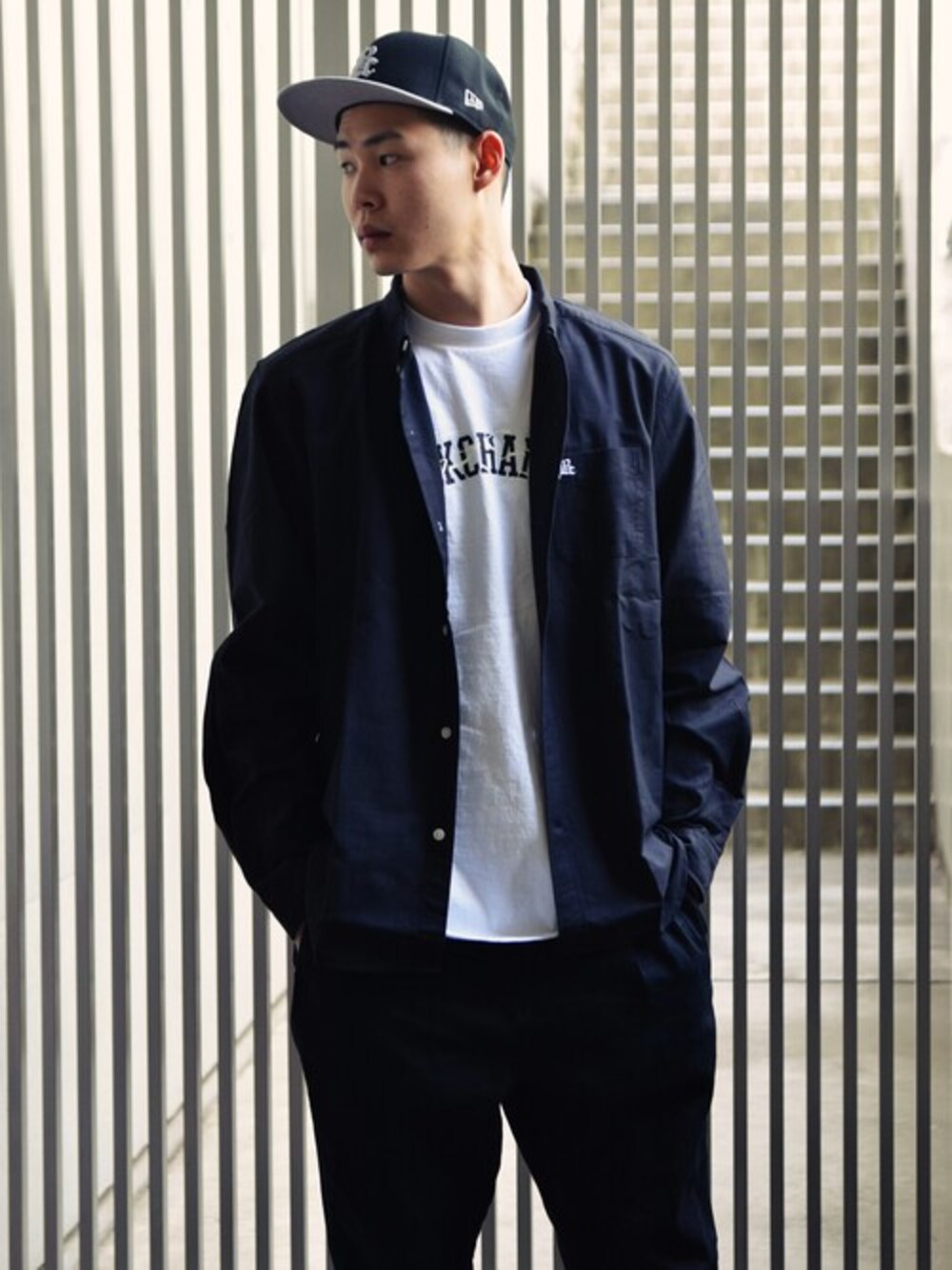 「シンプル、キャップ、ストリート、黒、モノトーン、NEW ERA、backchannel、プリントT、シャツスタイル、白Tシャツ」｜「Back ChannelのBack Channel × New Era 59FIFTY（キャップ、ブラック系）」を使った、Back Channel®︎さん（メンズ・183cm）の春コーディネートの1枚目の写真