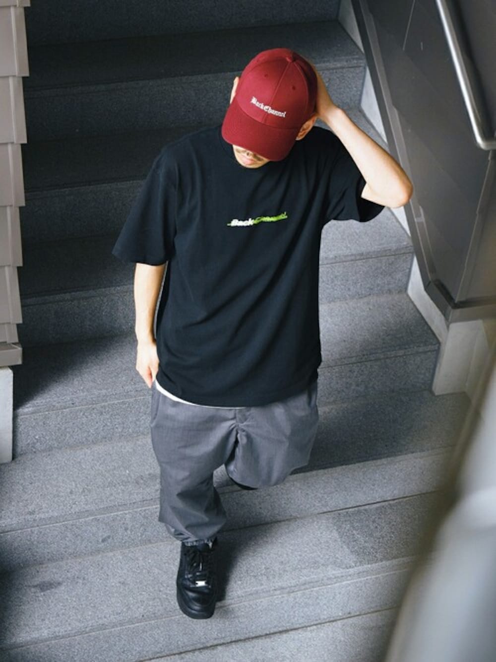 「シンプル、NIKE、ブラック、グレー、キャップ、Tシャツ、ストリート、モノトーン、backchannel、ワインレッド」｜「Back ChannelのOFFICIAL LOGO T（Tシャツ/カットソー、ブラック系）」を使った、Back Channel®︎さん（メンズ・168cm）の春コーディネートの1枚目の写真