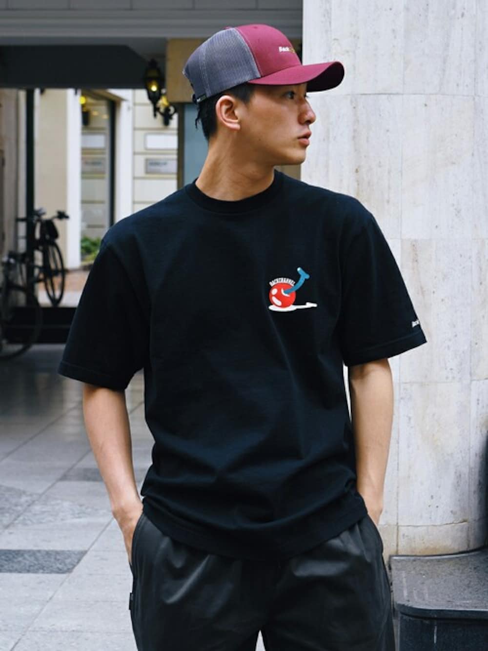 「シンプル、ブラック、チノパン、キャップ、Tシャツ、ストリート、黒、バーガンディー、backchannel、夏コーデ」｜「Back ChannelのFRUIT T（Tシャツ/カットソー、ブラック系）」を使った、Back Channel®︎さん（メンズ・173cm）の夏コーディネートの1枚目の写真
