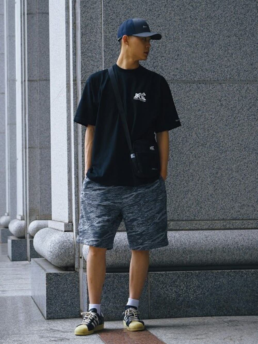 「スニーカー、ブラック、グレー、カモフラ、キャップ、ストリート、モノトーン、backchannel、ハーフパンツ、夏コーデ」｜「Back ChannelのJACQUARD DENIM EASY SHORTS（その他パンツ、グレー系）」を使った、Back Channel®︎さん（メンズ・183cm）の春コーディネートの1枚目の写真