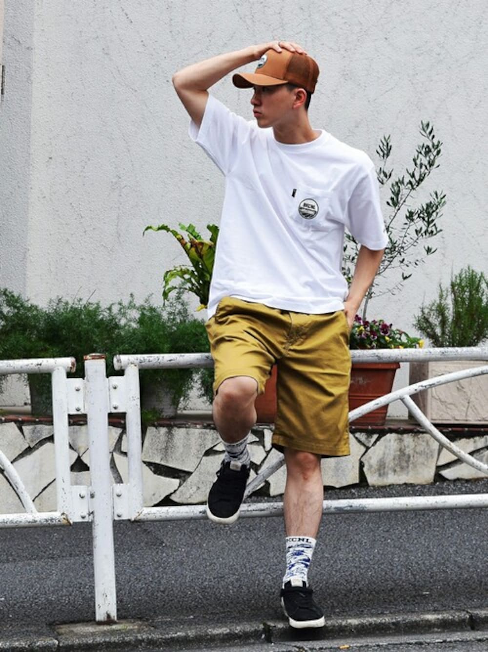 「スニーカー、チノパン、ベージュ、キャップ、ストリート、backchannel、ハーフパンツ、アースカラー、夏コーデ、白Tシャツ」｜「Back ChannelのORGANIC LOGO POCKET T（Tシャツ/カットソー、ホワイト系）」を使った、Back Channel®︎さん（メンズ・173cm）の春コーディネートの1枚目の写真