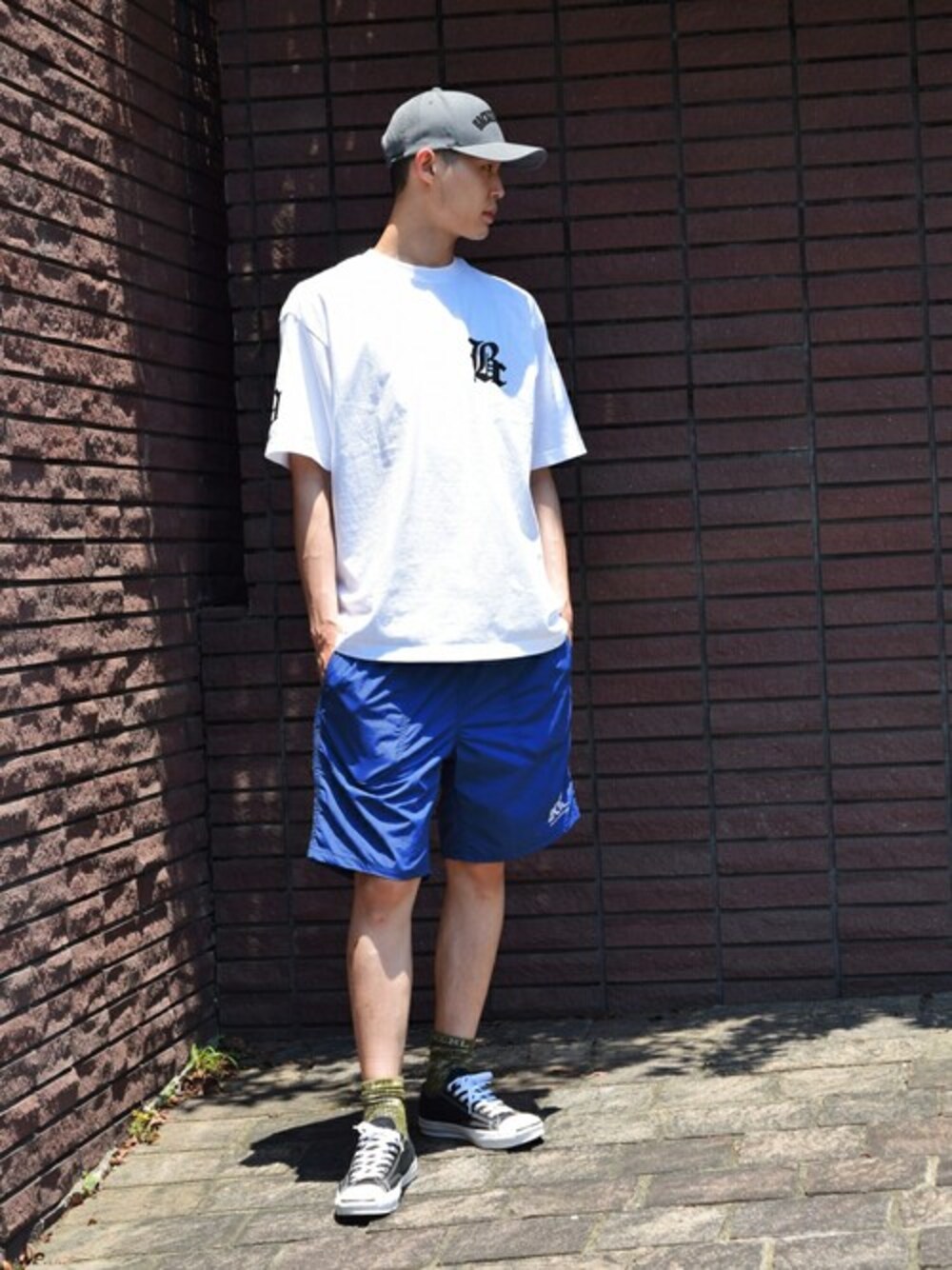 「コンバース、シンプル、アウトドアスタイル、キャップ、ネイビー、ストリート、backchannel、ハーフパンツ、夏コーデ、白Tシャツ」｜「Back ChannelのOLD-E LOGO T（Tシャツ/カットソー、ホワイト系）」を使った、Back Channel®︎さん（メンズ・183cm）の夏コーディネートの1枚目の写真