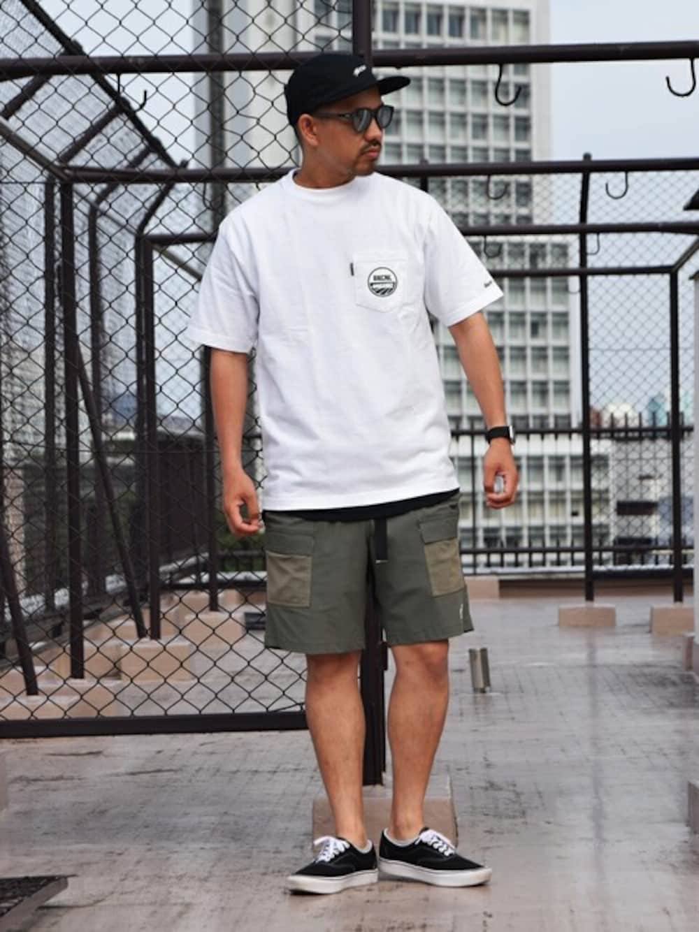 「VANS、シンプル、アウトドアスタイル、キャップ、ストリート、サングラス、backchannel、ハーフパンツ、夏コーデ、白Tシャツ」｜「Back ChannelのCOOL TOUCH FIELD SHORTS（その他パンツ、グリーン系）」を使った、Back Channel®︎さん（メンズ・175cm）の夏コーディネートの1枚目の写真