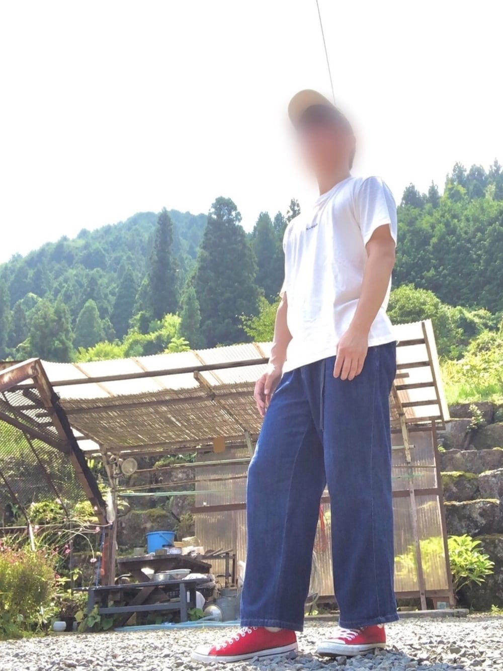 「シンプル、夏コーデ、大学生、Tシャツ、ワイドデニム、universaloverall、SENSEOFPLACE、KANGOL、converse、赤コンバース」｜「KANGOLの▼WEB限定【A.S.M×KANGOL コラボ】限定オリジナル別注 ／ KANGOLミニロゴ・刺繍 クルーネックＴシャツ（半袖）（Tシャツ/カットソー、ホワイト系）」を使った、araneさん（メンズ・173cm）の夏コーディネートの1枚目の写真