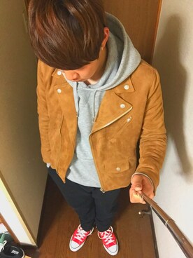 「赤コンバース」｜「アイテム（ライダースジャケット）」を使った、uさん（メンズ・165cm）の春コーディネート