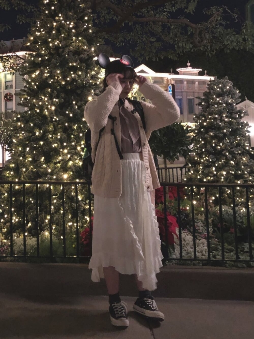 「Disneyland」｜「merry jennyのアシメサテンフリルスカート（スカート、ホワイト系）」を使った、bincyさん（レディース・157cm）の冬コーディネートの1枚目の写真