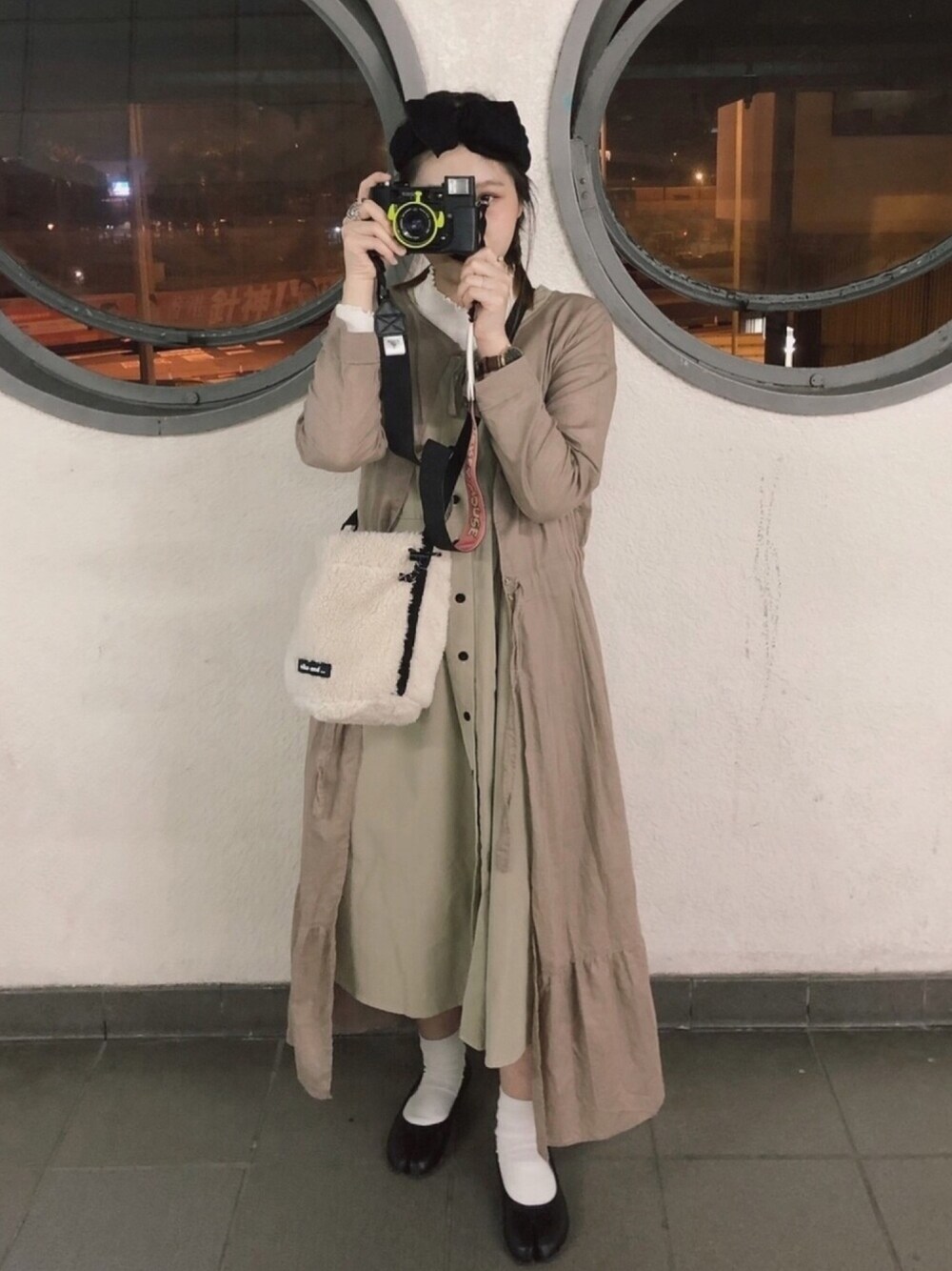 「MERLOT IKYUの2WAYリボン綿麻ワンピース079-7103（ワンピース、ブラウン系）」を使った、bincyさん（レディース・158cm）の冬コーディネートの1枚目の写真