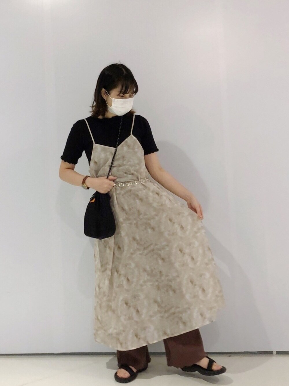 「w closetのタイダイ風プリント　シアーキャミワンピース（ワンピース、ベージュ系）」を使った、bincyさん（レディース・158cm）の夏コーディネートの1枚目の写真