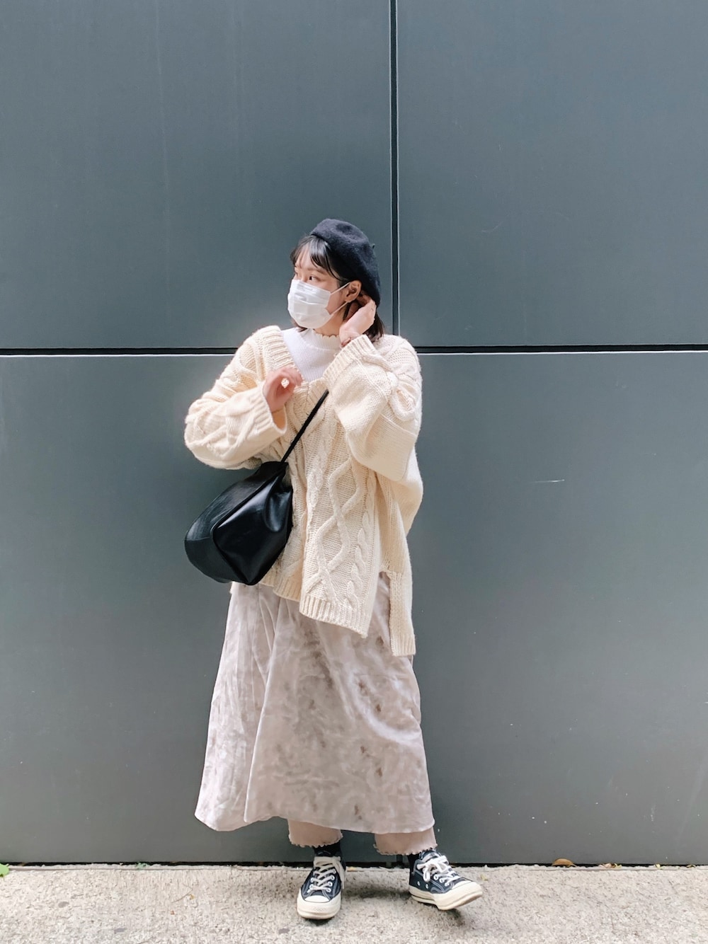 「Kastaneのアクリルケーブル深Ｖニット（ニット/セーター、ホワイト系）」を使った、bincyさん（レディース・158cm）の冬コーディネートの1枚目の写真