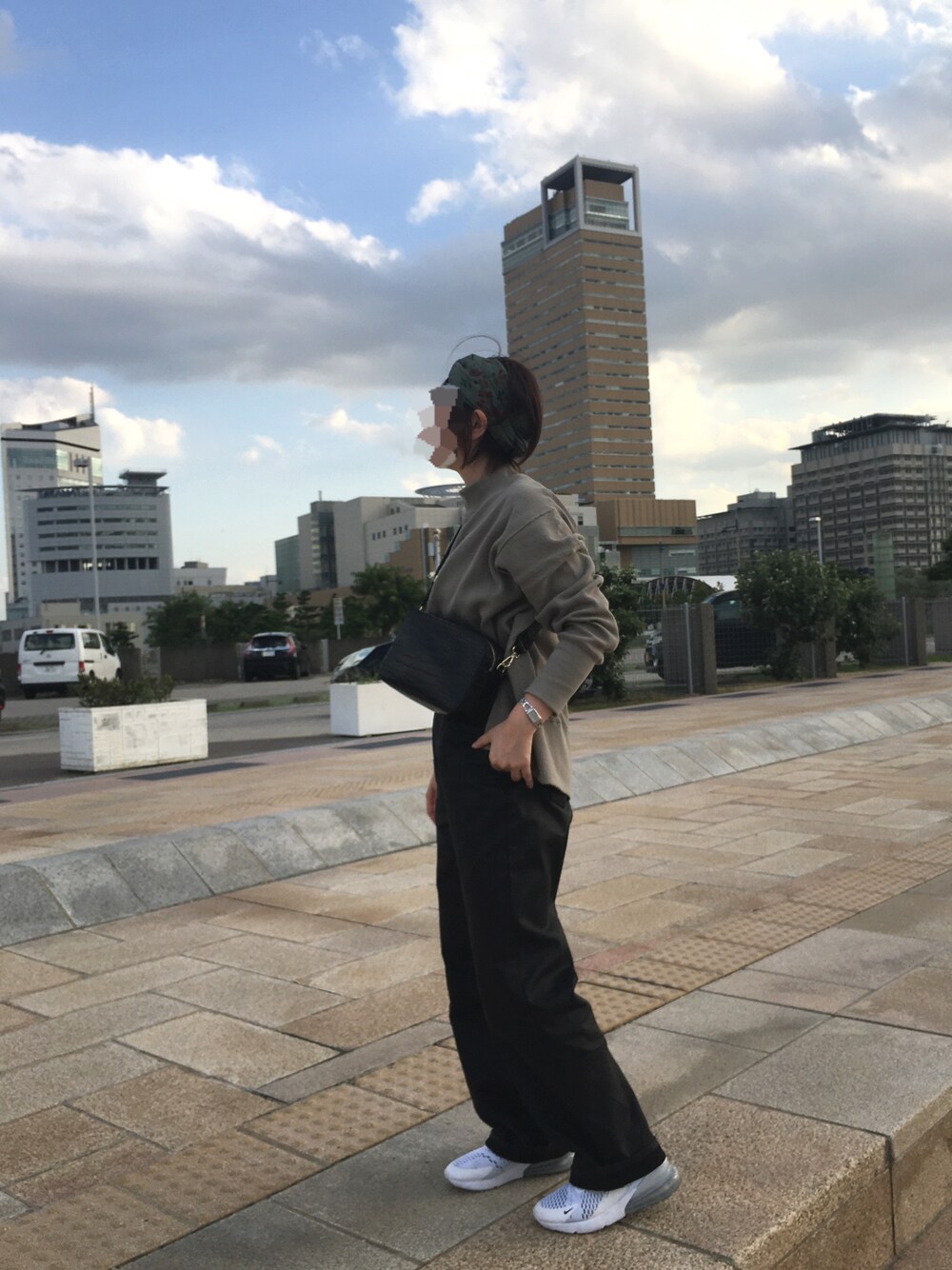「秋のマイ旬スタイル、パンツスタイル、秋、ラクチンコーデ、ビッグシルエット、スニーカー、カジュアルコーデ、デニムコーデ、ワイドパンツ」｜「FREAK'S STOREのサーマルタートルトップス(ボリューム袖カットソー)（Tシャツ/カットソー、グリーン系）」を使った、4yarn1【相互】さん（レディース・158cm）の秋コーディネートの1枚目の写真