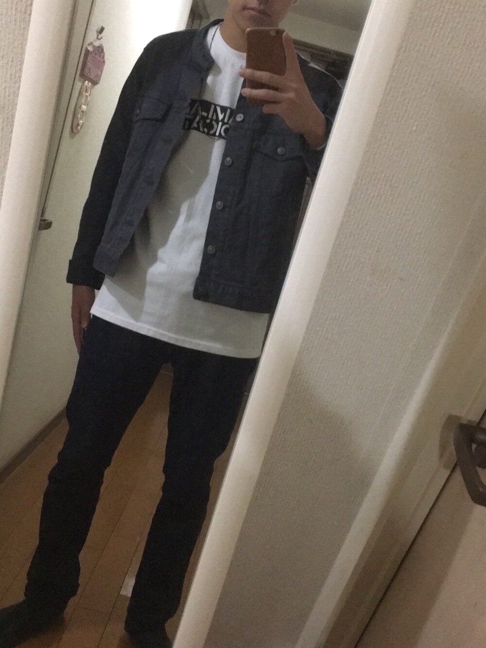 「秋のコーデ、シンプルコーデ、オトナカジュアル、グレー、ロングTシャツ、白Tシャツ、デニムパンツ、RAGEBLUE、DREAMLAND、デニムジャケット」｜「RAGEBLUEのアイテム（デニムジャケット、グレー系）」を使った、TOMOKIさん（メンズ・175cm）の秋コーディネートの1枚目の写真