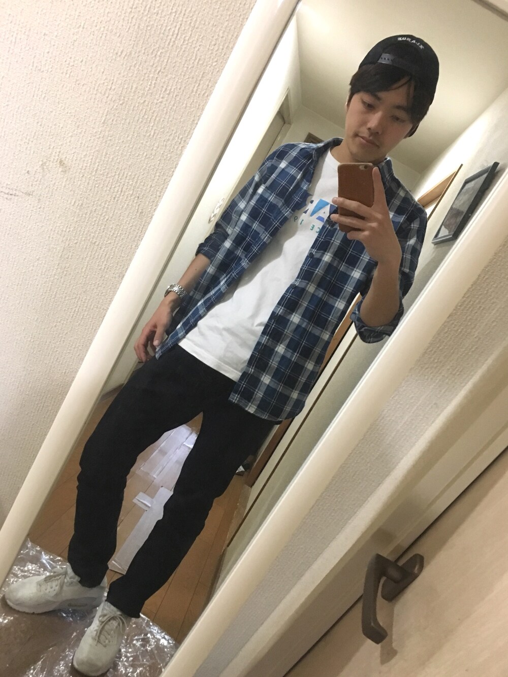 「おしゃれさんと繋がりたい、白Tシャツ、はるコーデ、UNIQLO、青、XLARGE、NIKE、重ね着、シャツスタイル、ストリート」｜「XLARGEのOG 5PANEL TRUCKER CAP（キャップ、ブルー系）」を使った、TOMOKIさん（メンズ・175cm）の春コーディネートの1枚目の写真