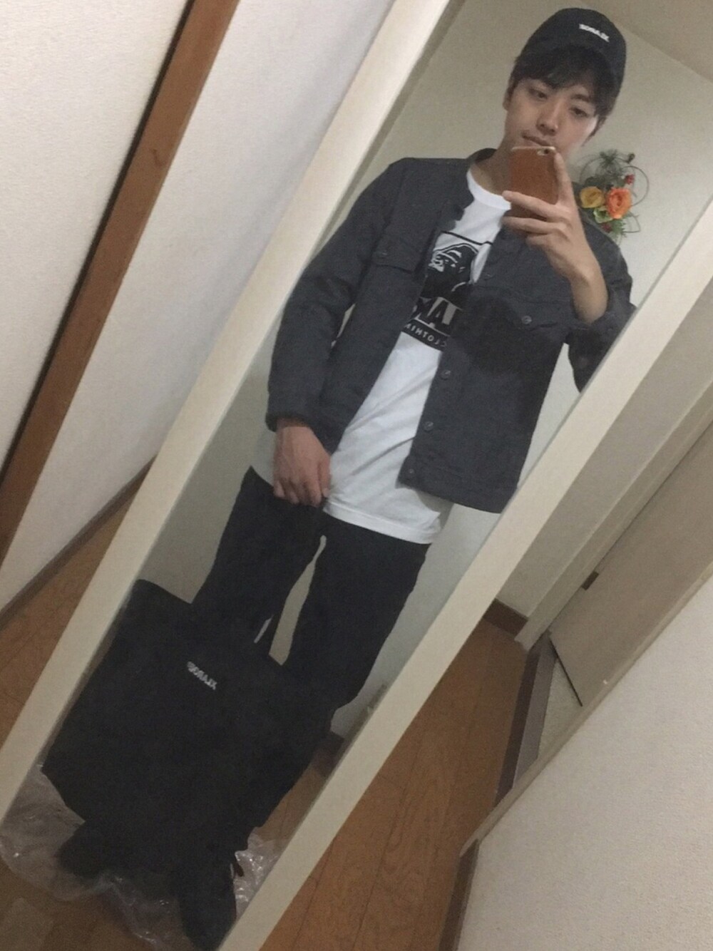 「シンプルコーデ、春、お洒落さんとつながりたい、ストリート、モノトーン、黒コーデ、ショルダーバッグ、XLARGE、NIKE、ロングTシャツ」｜「XLARGEのSTARTER XLARGE 6PANEL CAP（キャップ、ブラック系）」を使った、TOMOKIさん（メンズ・175cm）の春コーディネートの1枚目の写真