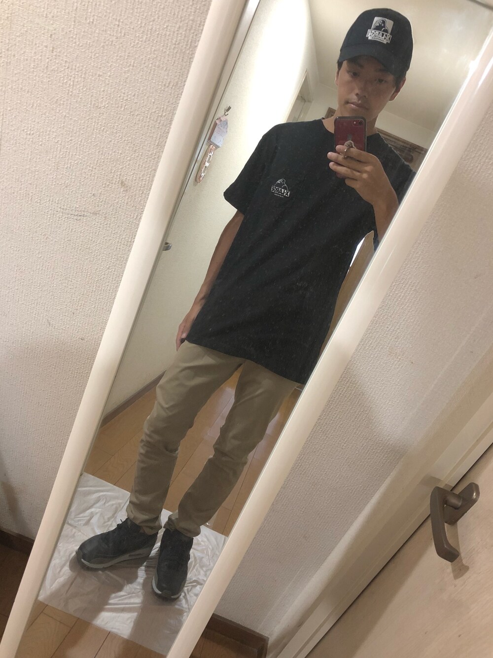 「ストリート、夏コーデ、チノパン、Tシャツ、XLARGE、キャップ、AIR MAX、NIKE、黒Tシャツ、スニーカー」｜「XLARGEのOG 5PANEL TRUCKER CAP（キャップ、ブルー系）」を使った、TOMOKIさん（メンズ・175cm）の夏コーディネートの1枚目の写真