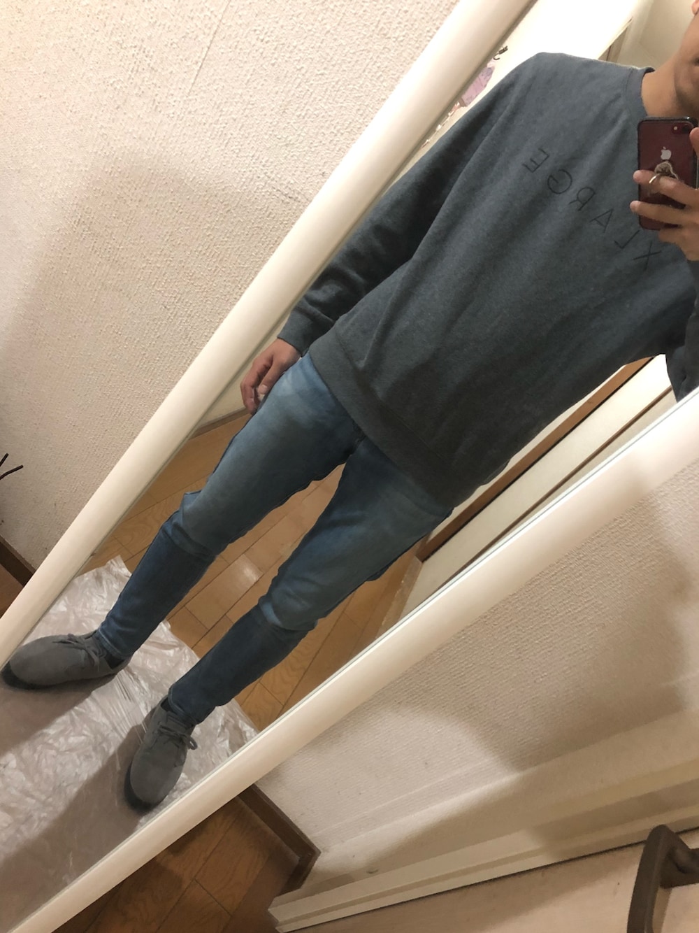 「秋コーデ、休日スタイル、シンプルコーデ、ラフ、ストリート、XLARGE、トレーナー、ezyジーンズ、UNIQLO、グレーのトレーナー」｜「XLARGEのSLIM SLANT CREWNECK SWEAT（スウェット、グレー系）」を使った、TOMOKIさん（メンズ・175cm）の秋コーディネートの1枚目の写真