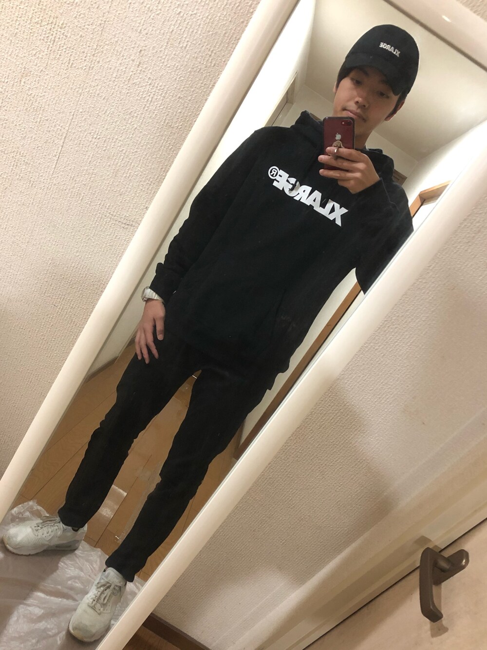 「ZOZO公認ユーザー、秋のコーデ、ブラック、ブラックコーデ、XLARGE、NIKE AIR MAX、白シューズ、ストリート、Levi's、パーカー」｜「XLARGEのSTANDARD LOGO PULLOVER HOODED SWEAT（パーカー、ブラック系）」を使った、TOMOKIさん（メンズ・175cm）の秋コーディネートの1枚目の写真