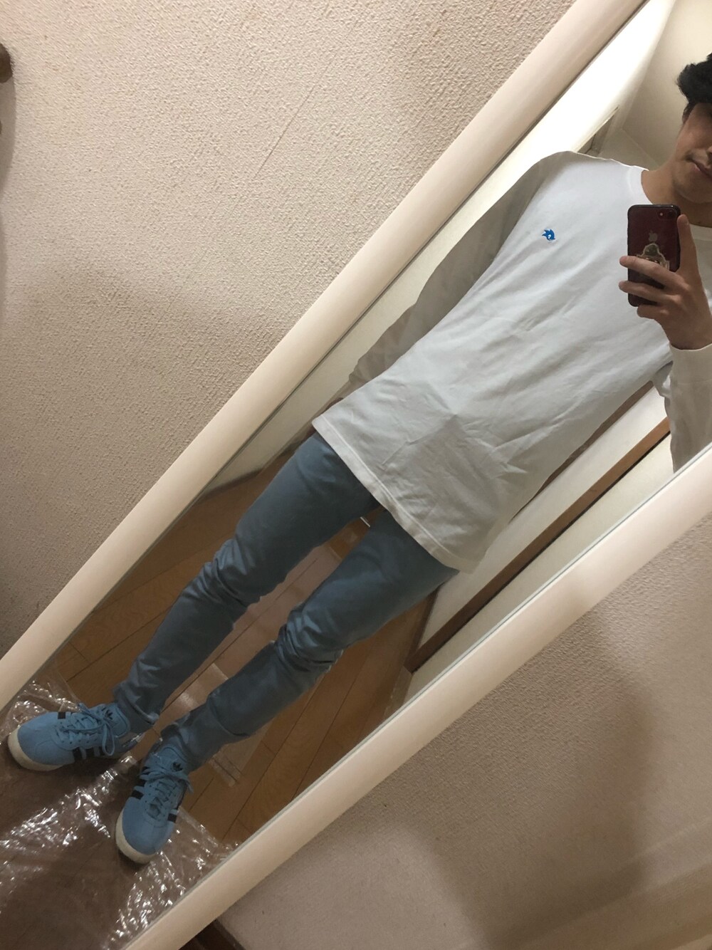 「シンプルコーデ、ライトブルー、ﾌﾞﾙｰﾊﾟﾝﾂ、XLARGE、adidas、have a good time、キャラT、白Tシャツ、gazelle、ソニック」｜「XLARGEの【XLARGE×SONIC THE HEDGEHOG】L/S TEE（Tシャツ/カットソー、ホワイト系）」を使った、TOMOKIさん（メンズ・175cm）の春コーディネートの1枚目の写真