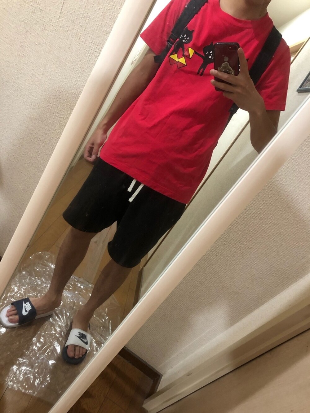 「夏、シンプルコーデ、ピンク、ハーフパンツ、Tシャツ、サンダル、NIKE サンダル、にゃー、スウェットパンツ」｜「にゃーのフラッグにゃー T（Tシャツ/カットソー、レッド系）」を使った、TOMOKIさん（メンズ・175cm）の夏コーディネートの1枚目の写真