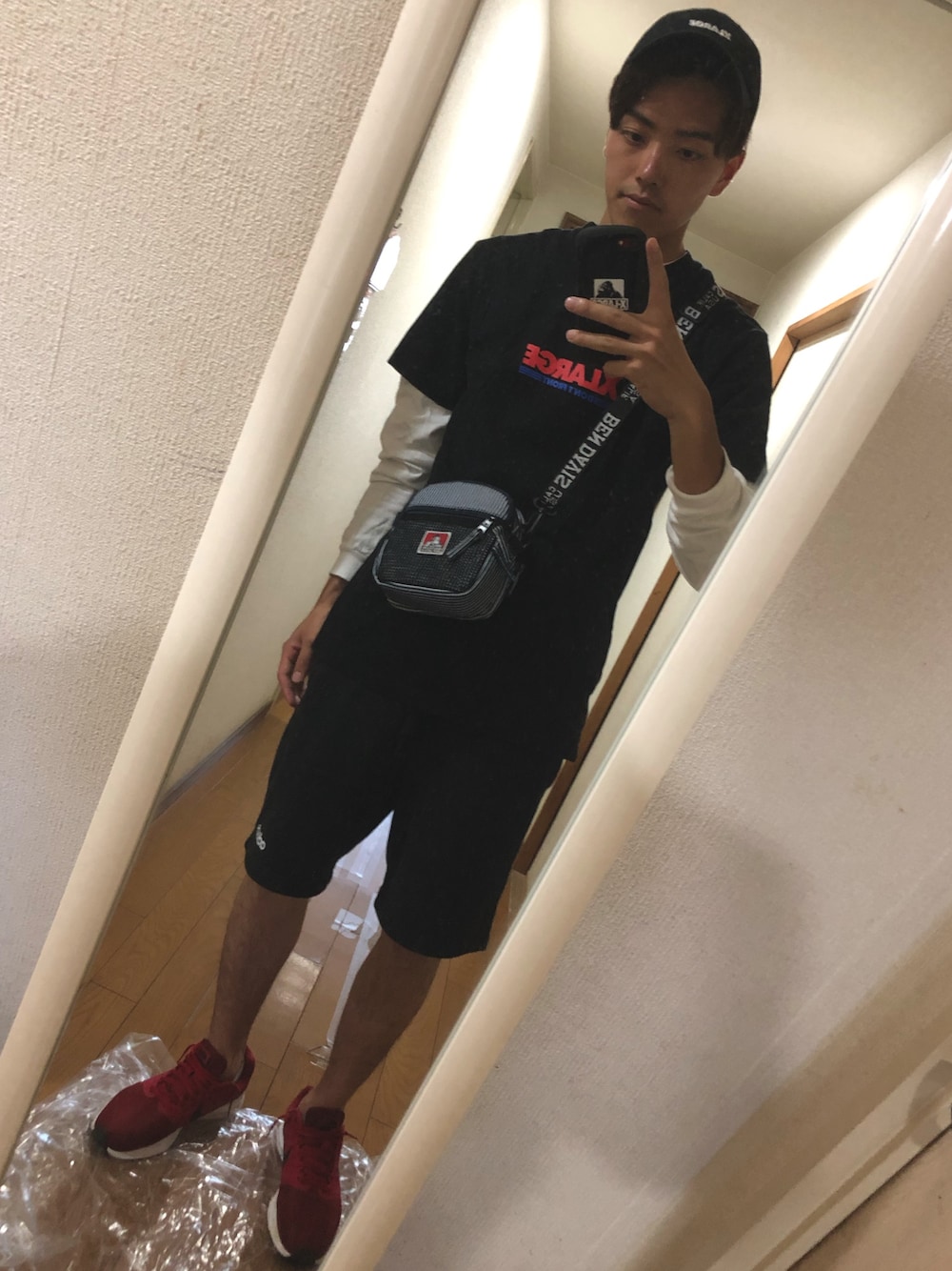 「夏、重ね着、白ロンT、ストリート、ランニングシューズ、XLARGE、ブラック、短パン、adidas、BEN DAVIS」｜「XLARGEのSTARTER XLARGE 6PANEL CAP（キャップ、ブラック系）」を使った、TOMOKIさん（メンズ・175cm）の夏コーディネートの1枚目の写真
