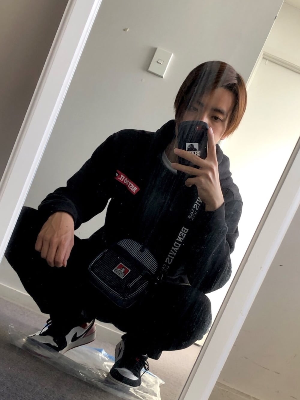 「年末WEAR感謝祭、シンプルコーデ、黒、ラフ、NIKE、BEN DAVIS、AIR JORDAN、ニュージーランド、ショルダーバッグ、just do it」｜「NIKEのアイテム（パーカー、ブラック系）」を使った、TOMOKIさん（メンズ・175cm）の冬コーディネートの1枚目の写真