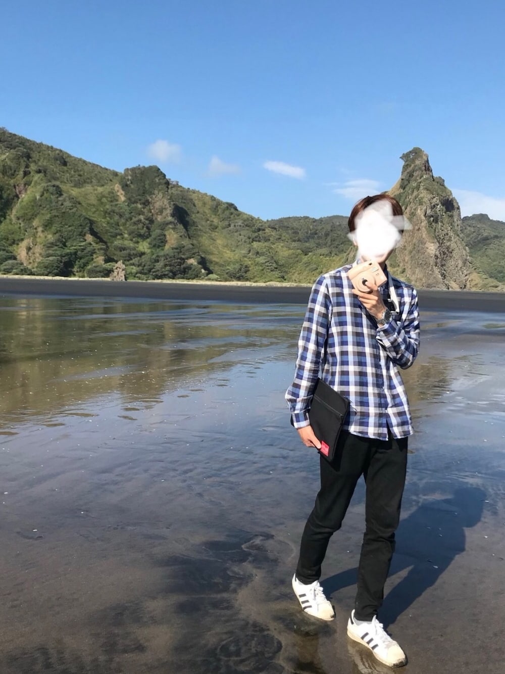 「年末WEAR感謝祭、オトナカジュアル、古着MIX、スニーカー、青チェック、クラッチバッグ、Manhattan Portage、superstar80's、チェキ、ビーチ」｜「古着のアイテム（シャツ/ブラウス、ブルー系）」を使った、TOMOKIさん（メンズ・175cm）の冬コーディネートの1枚目の写真