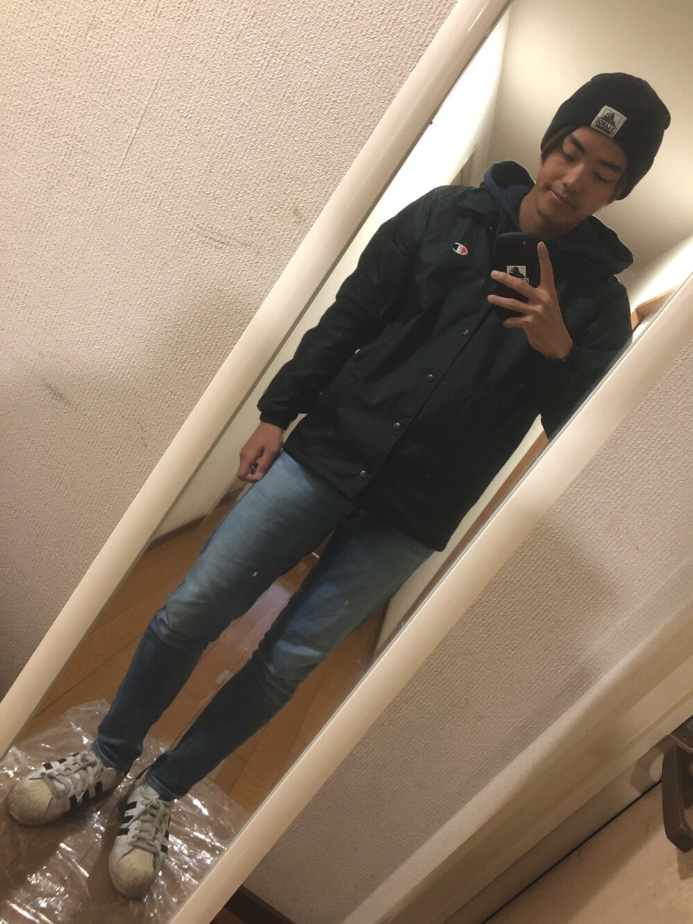 「シンプルコーデ、ストリートMIX、冬コーデ、古着コーデ、コーチジャケット、superstar、XLARGE、ニット帽、UNIQLO、Champion」｜「XLARGEのOG PATCHED BEANIE（ニットキャップ/ビーニー、ブルー系）」を使った、TOMOKIさん（メンズ・175cm）の春コーディネートの1枚目の写真