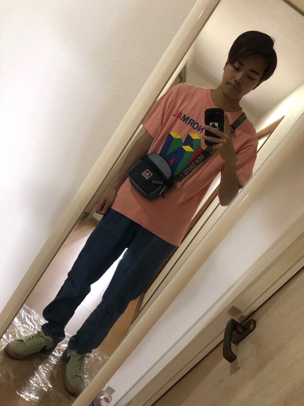 「オーバーサイズ、ラブアンドピース2020、ピンク、ストリート、スケーター、nike sb 、古着MIX、ショルダーバッグ、BEN DAVIS、着回し」｜「virgilnormalのアイテム（Tシャツ/カットソー、ピンク系）」を使った、TOMOKIさん（メンズ・175cm）の秋コーディネートの1枚目の写真