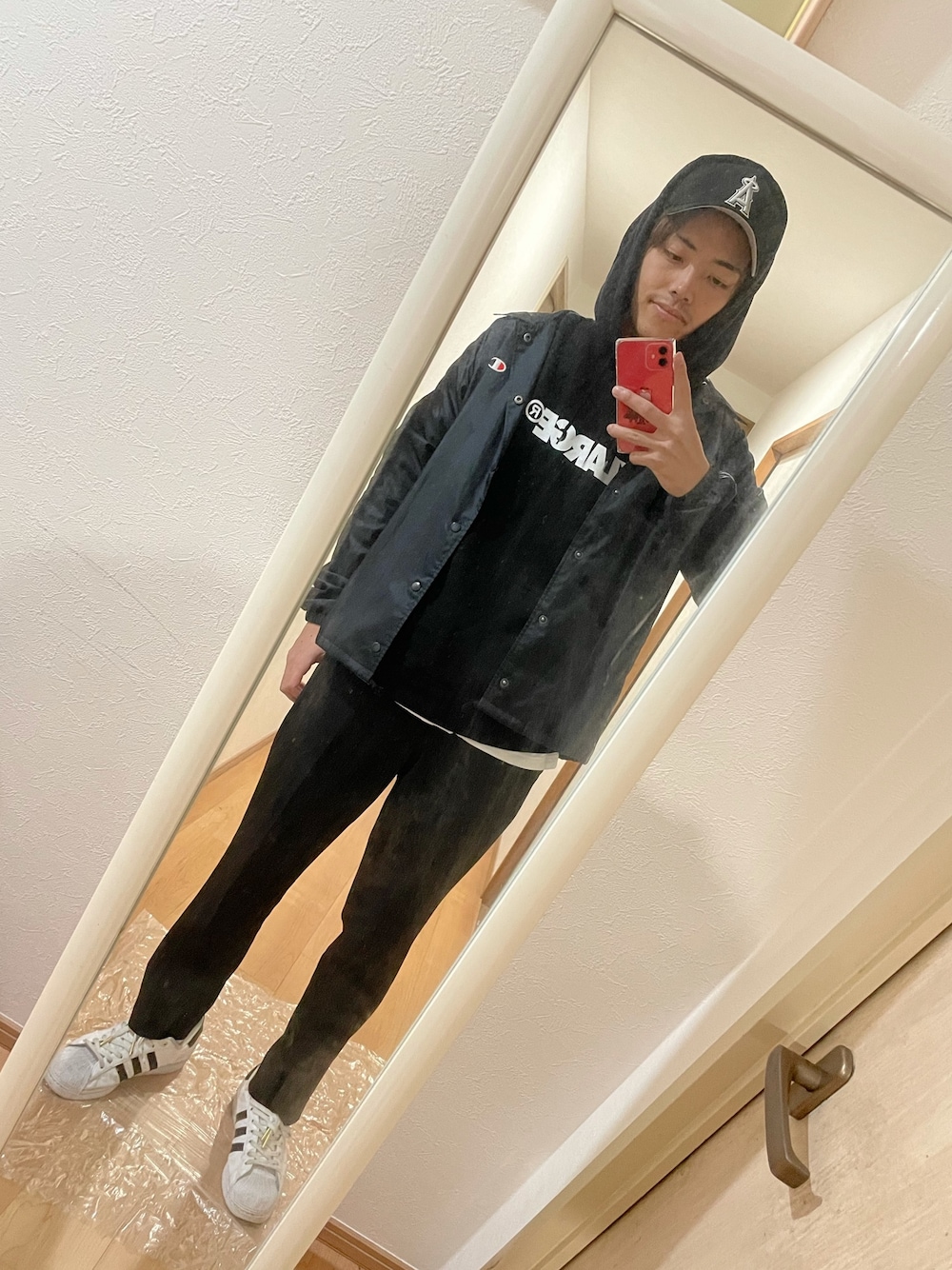 「キャップ、ストリート、ブラックコーデ、古着、コーチジャケット、スーパースタン、XLARGE、adidas originals、フード、NEW ERA」｜「NEW ERAのアイテム（キャップ、ブラック系）」を使った、TOMOKIさん（メンズ・175cm）の秋コーディネートの1枚目の写真