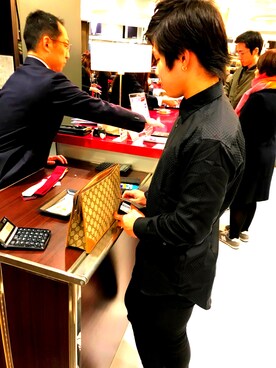 「GUCCI（グッチ）のアイテム（クラッチバッグ、ゴールド系）」を使った、松本一誠さん（メンズ・167cm）の冬コーディネート