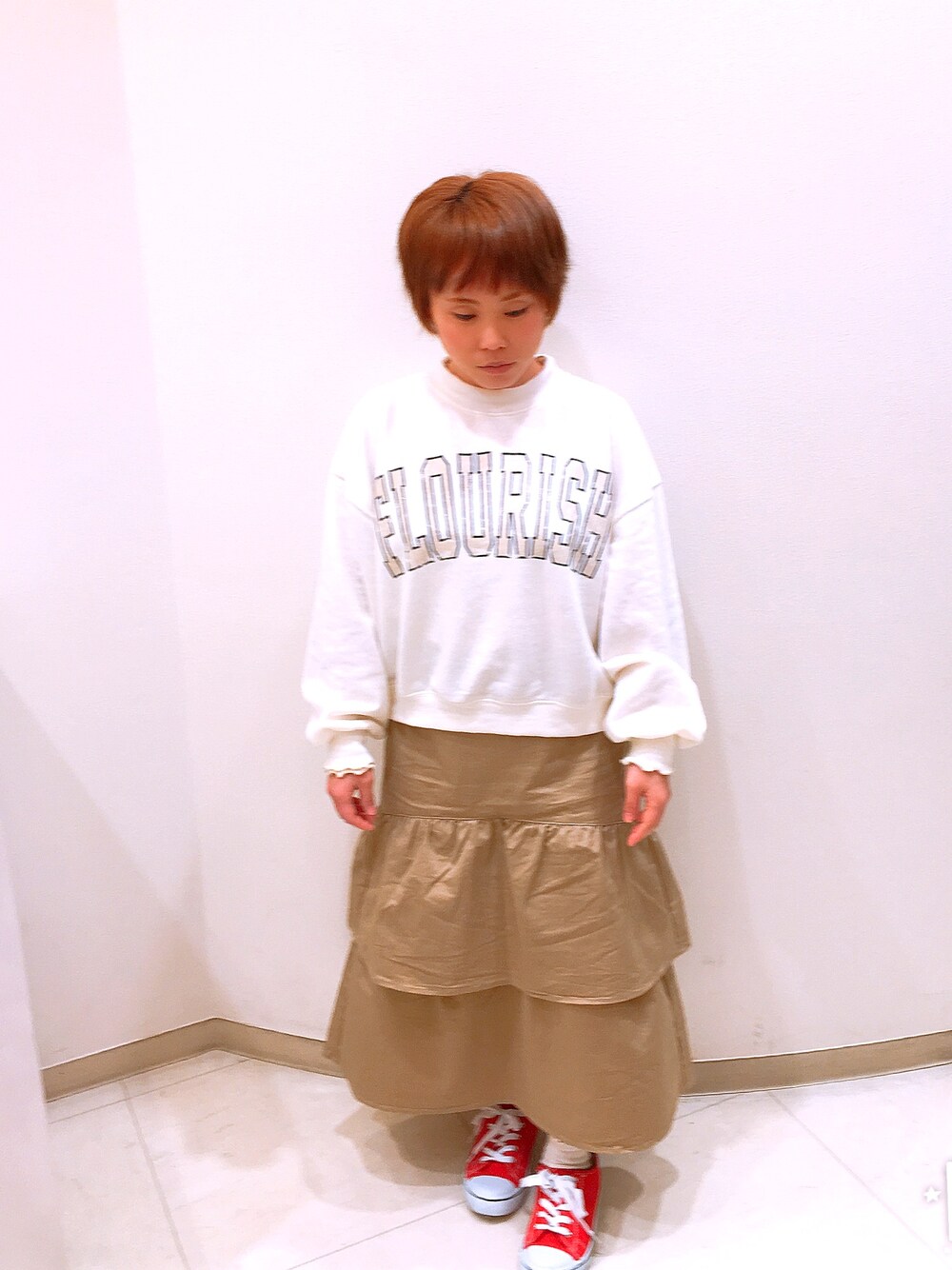 「スウェット、ベージュスカート、スニーカーコーデ、ベージュ×赤、春コーデ、低身長」｜「RETRO GIRLのアイテム（スウェット、ホワイト系）」を使った、なぁさん（レディース・142cm）の春コーディネートの1枚目の写真