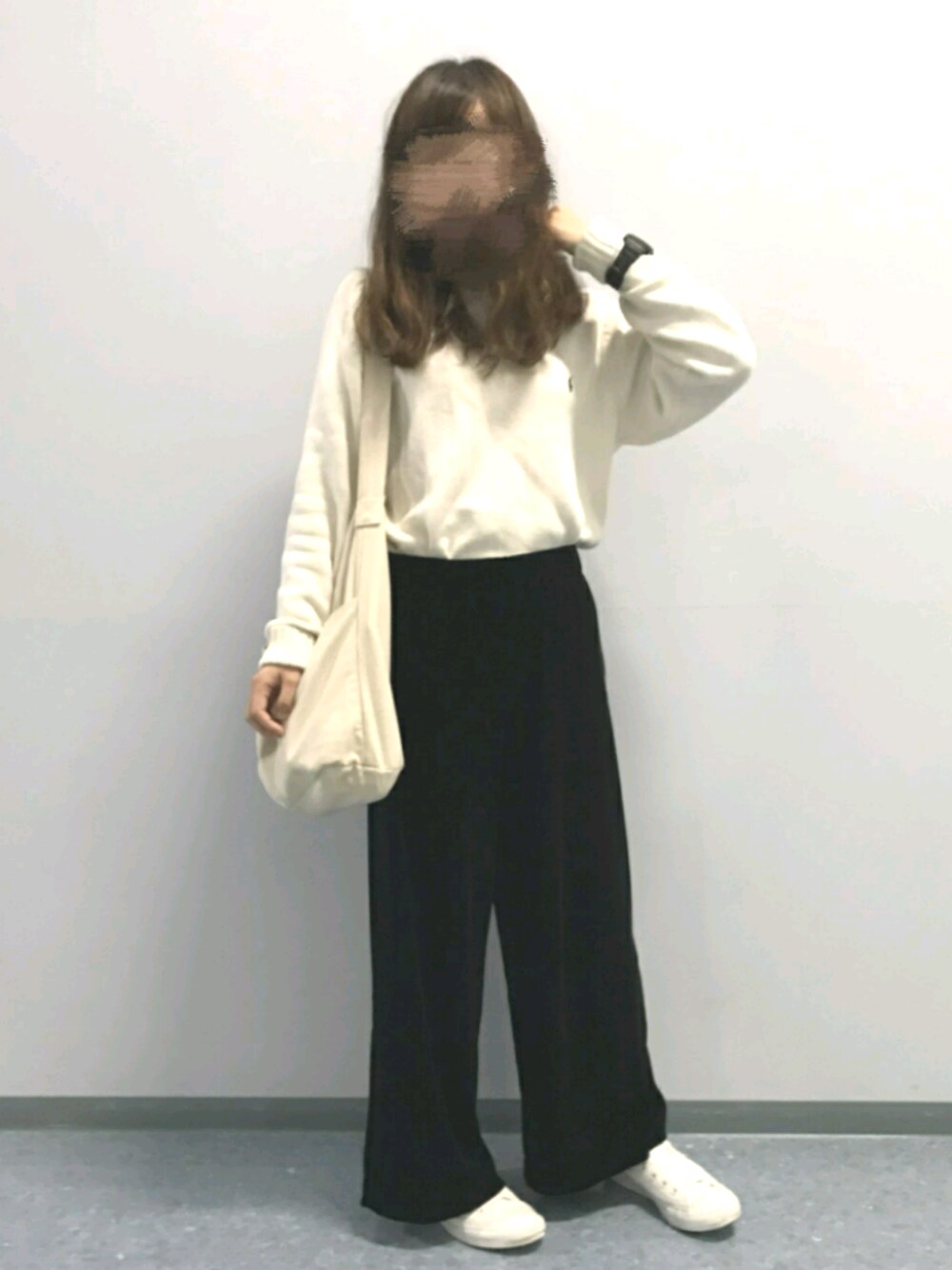 ホワイト系のニット/セーター、ブラック系のパンツ、ホワイト系のスニーカーを着用したレディースの秋コーディネートの1枚目の写真