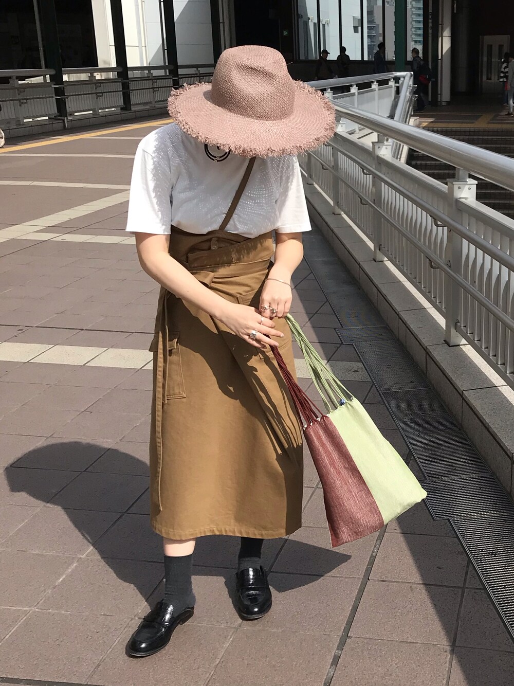 「Littlesuzie、巻きスカート、リトルスージー、麦わら帽子、休日スタイル、今日のコーデ、LOEWE、ローファー」｜「pipsのアイテム（トートバッグ、グリーン系）」を使った、増井春妃/masui haruhiさん（レディース・162cm）の春コーディネートの1枚目の写真