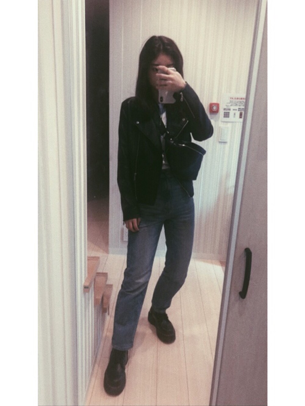 「カジュアル、モノトーン、プチプラ、GU、moussy、ライダース、ショルダーバッグ、ウエストバッグ、Dr.Martens」｜「MOUSSYのWAIST&SHOULDER BAG（ショルダーバッグ、ブラック系）」を使った、AMIさん（レディース・161cm）の春コーディネートの1枚目の写真