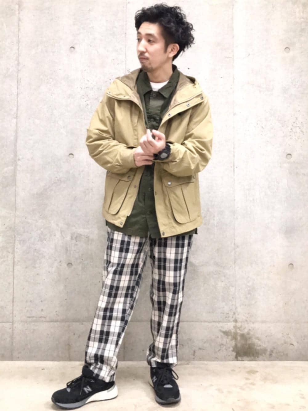 「春アウター、春カラー、着回し抜群、シェフパンツ、USAコットン、2021春新作、coen春の一推し''ワークスタイル''、クールに決める春アウター、春こーで、coenオリジナルファブリック！SIERRATEX」｜「coenのSIERRATEXマウンテンパーカー#（マウンテンパーカー、ベージュ系）」を使った、松本幸弦さん（メンズ・162cm）の春コーディネートの1枚目の写真