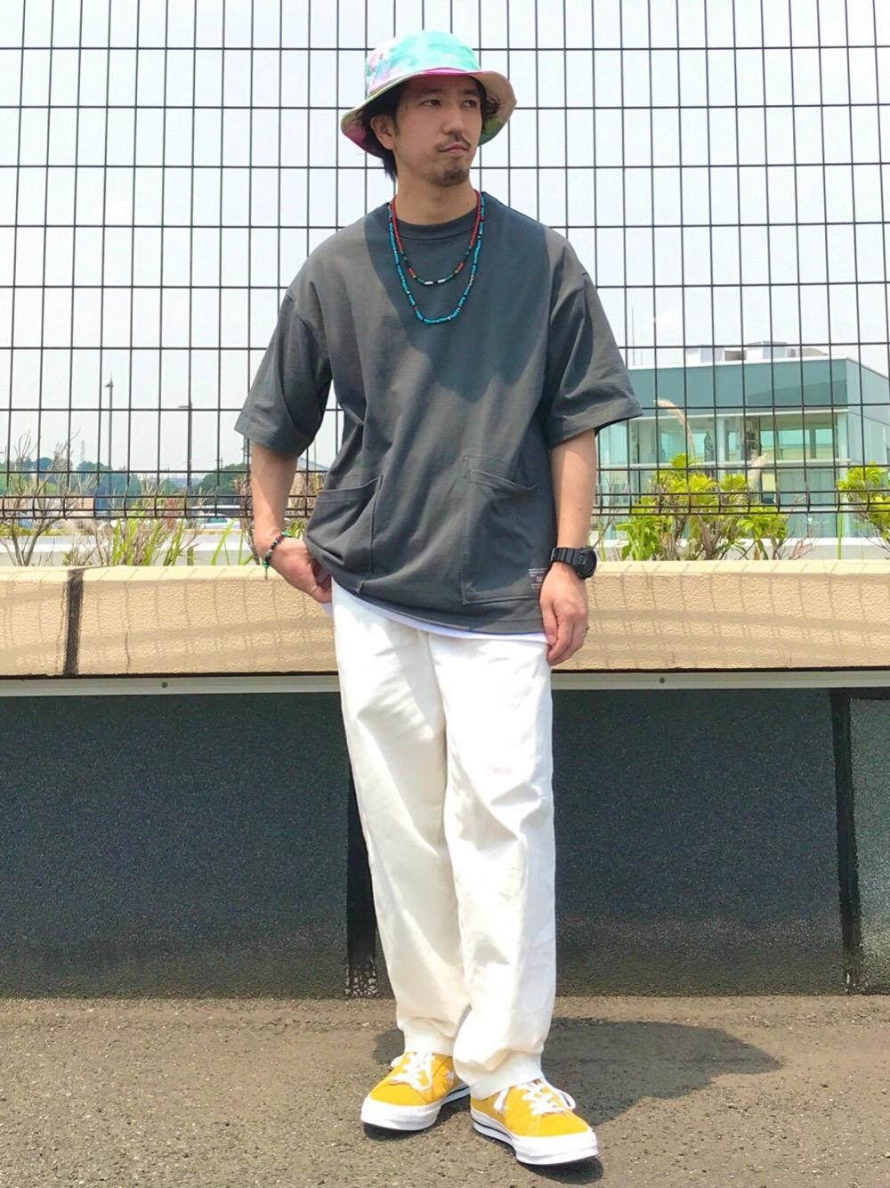 「ビッグシルエット、ホワイトコーデ、ベーシックカラー、春夏コーデ、シェフパンツ、USAコットン、初夏コーデ、ロゴ・コーエンベア、女性にもオススメ！MENSパンツ、coen Tシャツコレクション2021」｜「coenの【WEB限定カラー】USAコットンシェフパンツ"CHEF PANTS"#（その他パンツ、ホワイト系）」を使った、松本幸弦さん（メンズ・162cm）の夏コーディネートの1枚目の写真