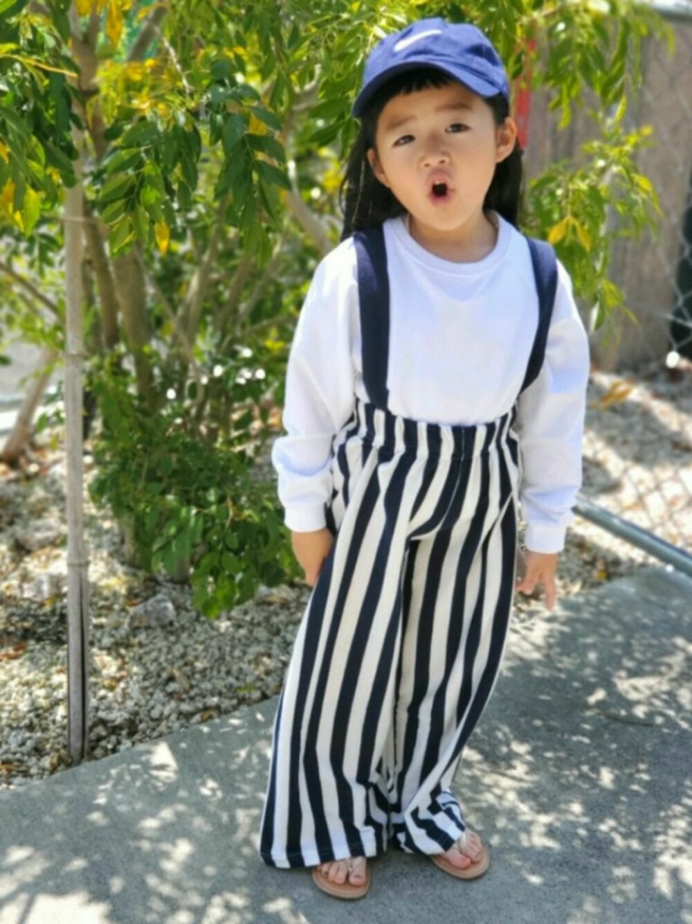 「キッズファッション、キッズコーデ、女の子、5歳、ストライプ、サロペット、ネイビー×ホワイト、ナイキ、トングサンダル、春コーデ、キャップ」｜「THE CASUALのストライプ柄サロペット風ワイドパンツ キッズ（サロペット/オーバーオール、ブルー系）」を使った、かーちんさん（キッズ・100cm）の春コーディネートの1枚目の写真